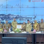 Rapat staf bulanan (monthly meeting) yang dipimpin langsung oleh Wali Kota Padang di Ruang Abu Bakar Ja’ar, Balai Kota Aie Pacah, Senin (14/7/2025), (Foto: Ist)