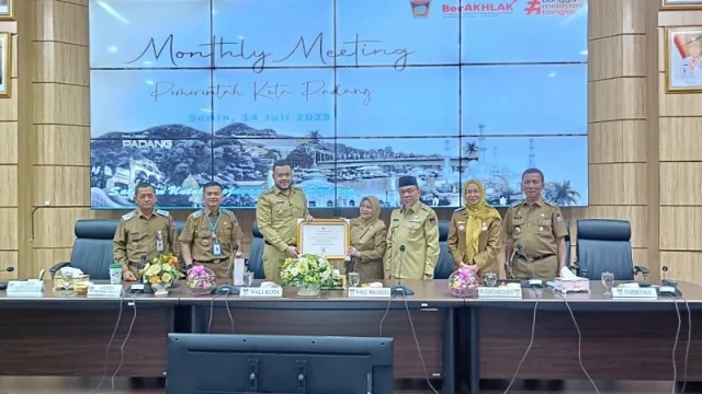 Rapat staf bulanan (monthly meeting) yang dipimpin langsung oleh Wali Kota Padang di Ruang Abu Bakar Ja’ar, Balai Kota Aie Pacah, Senin (14/7/2025), (Foto: Ist)