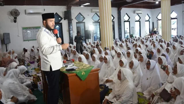Wali Kota Padang, Fadly Amran, saat menghadiri Pengajian Akbar Majelis Taklim Indonesia (MTI) Kecamatan Koto Tangah di Masjid Tarbiyatul ‘Ulum, Kelurahan Pasia Nan Tigo, Minggu (13/7). (Foto: Ist)