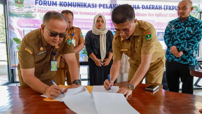 Penandatanganan MOU oleh para Pelaku Usaha yang diketahui oleh Kepala DPMPTSP Sumbar dan Kepala DPMPTSP Pasaman