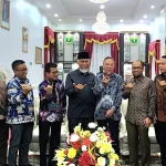 Presiden Komisaris dan Direktur Utama PT Awina Sinergi Internasional bersama Gubernur Sumbar Mahyeldi dan Kepala DPMPTSP Sumbar Adib Alfikri beserta jajaran, Kamis (24/7/2025) malam. (Foto: DPMPTSP Sumbar)