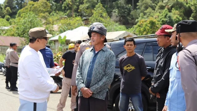 Wako Hendri secara langsung menanyakan kondisi dan persoalan yang dihadapi warga. (Foto: Ist)