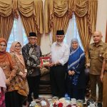 Gubernur Sumatera Barat Buya Mahyeldi saat bertemu Ketua Persatuan Masyarakat Indonesia di Qatar (Permiqa) Syahrial di Gubernuran, Selasa (1/7/2025) (Foto: *ag)