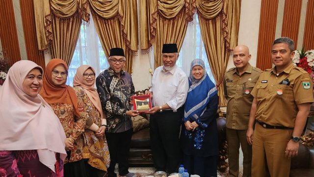 Gubernur Sumatera Barat Buya Mahyeldi saat bertemu Ketua Persatuan Masyarakat Indonesia di Qatar (Permiqa) Syahrial di Gubernuran, Selasa (1/7/2025) (Foto: *ag)