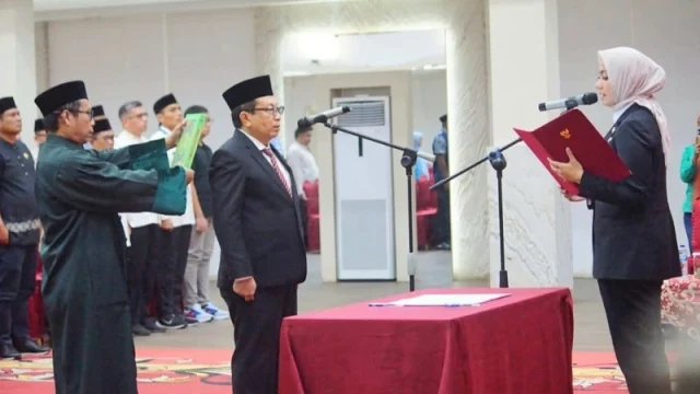 Bupati Dharmasraya Annisa Suci Ramadhani resmi melantik Jasman sebagai Pj Sekda Kabupaten Dharmasraya, di Auditorium Dharmasraya, Pulau Punjung, Jumat (18/7/2025). (Foto: Ist)
