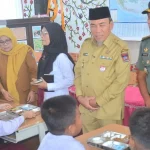 Program MBG (Makan Bergizi Gratis) di Padang resmi dimulai di SDN 28 Air Tawar Timur, Kecamatan Padang Utara, Senin (14/7/2025). (Foto: Ist)
