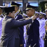 Presiden Prabowo Subianto memimpin langsung Upacara Prasetya Perwira (Praspa) Tentara Nasional Indonesia (TNI) dan Kepolisian Negara Republik Indonesia (Polri) Tahun 2025 yang digelar di halaman Istana Merdeka, Jakarta, pada Rabu, 23 Juli 2025. (Foto: BPMI Setpres)