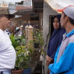 Wali Kota Hendri Arnis menyalurkan sejumlah bantuan kepada dua warga kurang mampu yang tinggal di Kecamatan Padang Panjang Timur dan Kecamatan Padang Panjang Barat, Rabu (16/7/2025). (Foto: Ist)