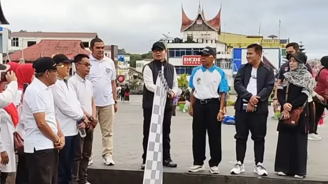 Semangat koperasi Bung Hatta kembali menggetarkan Bukittinggi dalam peringatan Hari Koperasi Nasional ke-78 yang berlangsung meriah di kawasan Jam Gadang, Minggu pagi, (13/7/2025). (Foto: Ist)