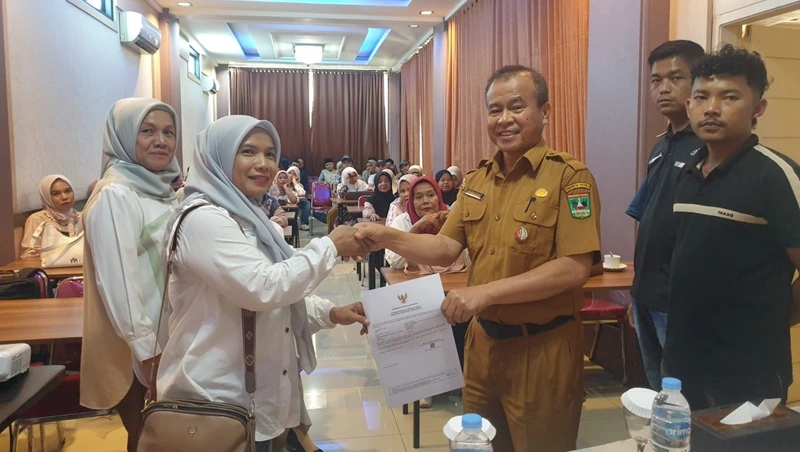 Penyerahan dokumen perizinan kepada pelaku usaha di Pesisir Selatan (Foto: Ag*)