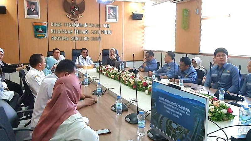 DPMPTSP Prov Riau datang berkunjung ke Sumbar dalam rangka mempelajari Aplikasi Simitra yang merupakan inovasi dari DPMPTSP Sumbar (Foto: DPMPTSP Sumbar)