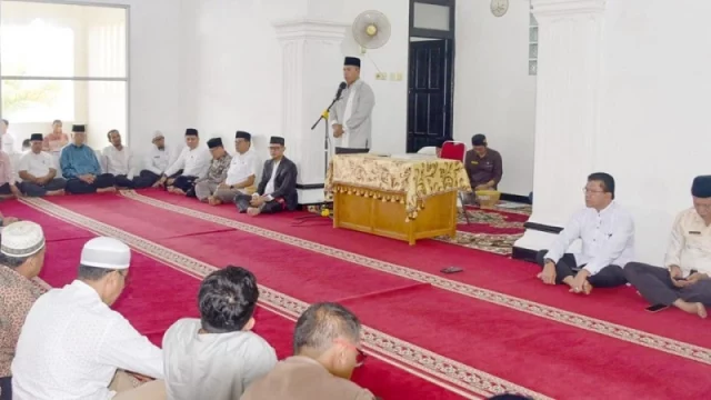 Pemko Pariaman melaksanakan wirid bulanan perdana di Mushala Balaikota Pariaman, Jum’at (1/8). (Foto: Ist)