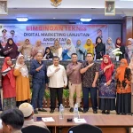 Bupati Agam Benni Warlis saat menggelar bimtek Digital Marketing Lanjutan Angkatan I (Foto: Ist)