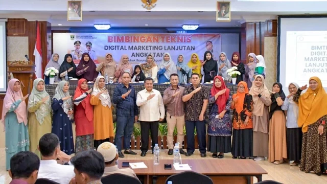 Bupati Agam Benni Warlis saat menggelar bimtek Digital Marketing Lanjutan Angkatan I (Foto: Ist)