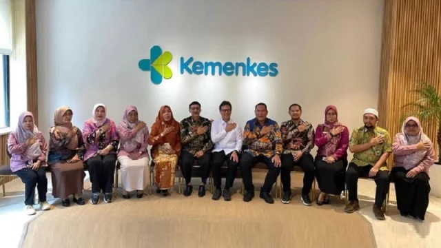 Bupati Pesisir Selatan Hendrajoni melakukan audiensi dengan Menteri Kesehatan RI, Budi Gunadi Sadikin, pada Kamis (31/7/2025) di Jakarta. (Foto: Ist)