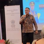 Perwakilan DPMPTSP Sumbar, Hendri Agung mempresentasikan Potensi Investasi Sumbar depan Konjen India Medan, Delegasi Confederation of India Industry dan para Undangan lainnya antara lain Gubernur Bengkulu, Wagub Kepri, Kepala BP Batam, Sekda Deli Serdang dan lain-lain (Foto: DPMPTSP Sumbar)