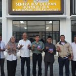 Ketua Kamar Dagang dan Industri (Kadin) Sumatera Barat, Buchari Bachter, didampingi Kepala Dinas Tenaga Kerja dan Perindustrian Kabupaten Tanah Datar, Suhermen berkunjung ke Sentra IKM Nagari Lawang Mandahiling, Kecamatan Salimpaung, Rabu (29/10/2025). (Foto: Kominfo Tanah datar)