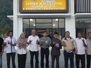 Ketua Kamar Dagang dan Industri (Kadin) Sumatera Barat, Buchari Bachter, didampingi Kepala Dinas Tenaga Kerja dan Perindustrian Kabupaten Tanah Datar, Suhermen berkunjung ke Sentra IKM Nagari Lawang Mandahiling, Kecamatan Salimpaung, Rabu (29/10/2025). (Foto: Kominfo Tanah datar)