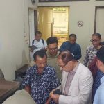 Investor asal Bahrain, Mr. Fareed Bahder, meninjau langsung proses produksi di Pabrik Mini Cokelat Chokato, Payakumbuh, Sabtu (22/11/2025), sebagai langkah awal penjajakan kerja sama investasi. (Foto: *Ag)