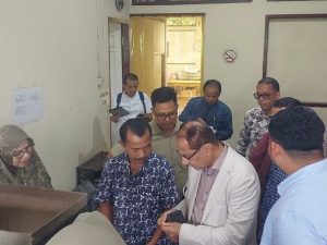 Investor asal Bahrain, Mr. Fareed Bahder, meninjau langsung proses produksi di Pabrik Mini Cokelat Chokato, Payakumbuh, Sabtu (22/11/2025), sebagai langkah awal penjajakan kerja sama investasi. (Foto: *Ag)