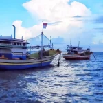 Kapal nelayan purse seine berlayar di perairan Indonesia