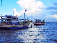 Kapal nelayan purse seine berlayar di perairan Indonesia