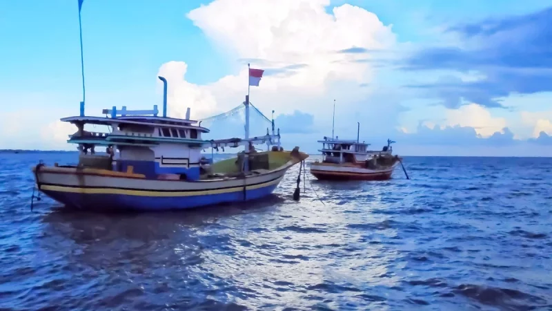 Kapal nelayan purse seine berlayar di perairan Indonesia