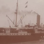 Kapal uap milik Koninklijke Paketvaart Maatschappij bersandar di dermaga