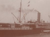 Kapal uap milik Koninklijke Paketvaart Maatschappij bersandar di dermaga