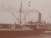 Kapal uap milik Koninklijke Paketvaart Maatschappij bersandar di dermaga