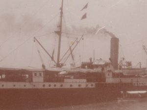 Kapal uap milik Koninklijke Paketvaart Maatschappij bersandar di dermaga