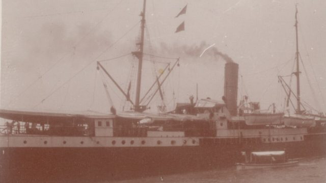 Kapal uap milik Koninklijke Paketvaart Maatschappij bersandar di dermaga