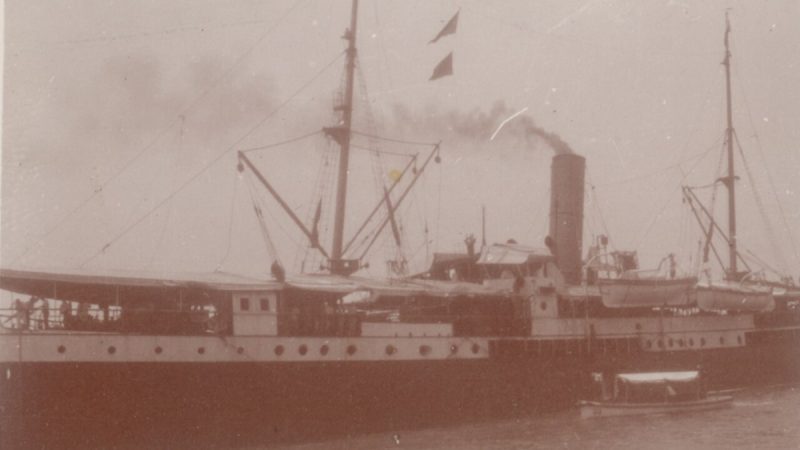 Kapal uap milik Koninklijke Paketvaart Maatschappij bersandar di dermaga