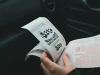 Sepasang tangan memegang lembar kupon undian berhadiah