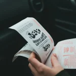 Sepasang tangan memegang lembar kupon undian berhadiah