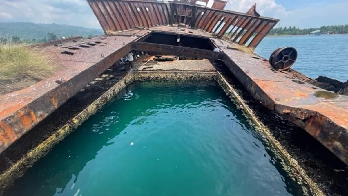 Palka Kapal Toshimaru yang terisi air laut, dilihat dari geladak