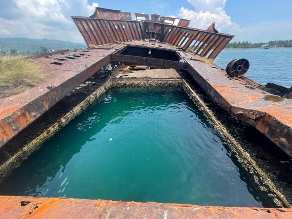 Toshimaru di Pantai Sosol, Tinggal Enam Puluh Persen 2 Palka Kapal Toshimaru yang terisi air laut, dilihat dari geladak