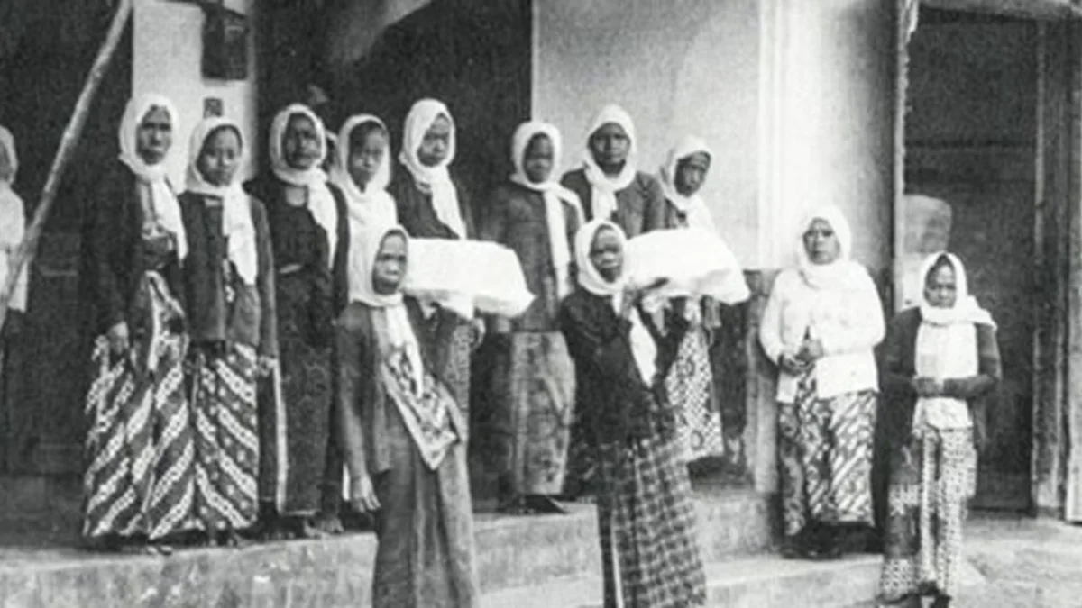 Sekelompok perempuan penggerak Aisyiyah mengenakan kerudung putih pada 1928
