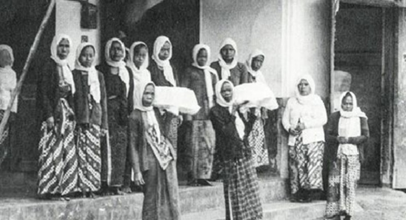 Sekelompok perempuan penggerak Aisyiyah mengenakan kerudung putih pada 1928