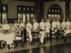 Barisan pramusaji membawa piring hidangan rijsttafel di ruang makan Hotel Homann, Bandung