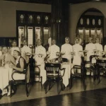 Barisan pramusaji membawa piring hidangan rijsttafel di ruang makan Hotel Homann, Bandung
