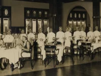 Barisan pramusaji membawa piring hidangan rijsttafel di ruang makan Hotel Homann, Bandung