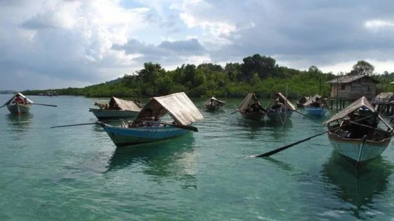 Sejumlah sampan beratap kajang milik Orang Suku Laut mengapung di perairan dangkal Kepulauan Riau