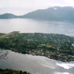 Pemandangan udara Kepulauan Banda dengan laut dan permukiman di tepi pantai
