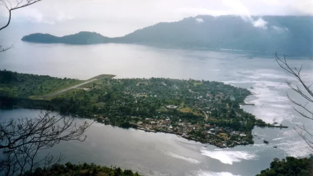 Pemandangan udara Kepulauan Banda dengan laut dan permukiman di tepi pantai