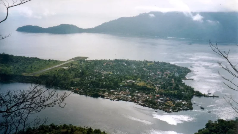 Pemandangan udara Kepulauan Banda dengan laut dan permukiman di tepi pantai