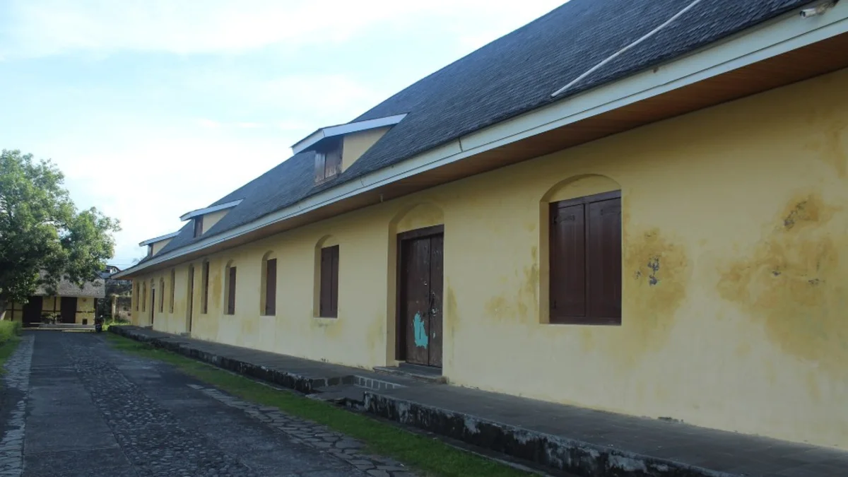 Deretan bangunan kolonial berdinding kuning di dalam kompleks Benteng Oranje, Ternate