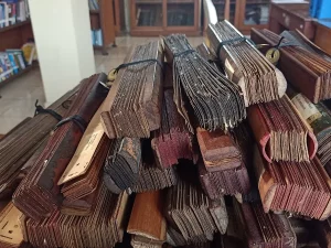 Tumpukan berkas naskah lontar Bali tersimpan di sebuah ruang koleksi