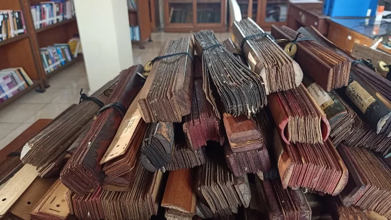 Tumpukan berkas naskah lontar Bali tersimpan di sebuah ruang koleksi