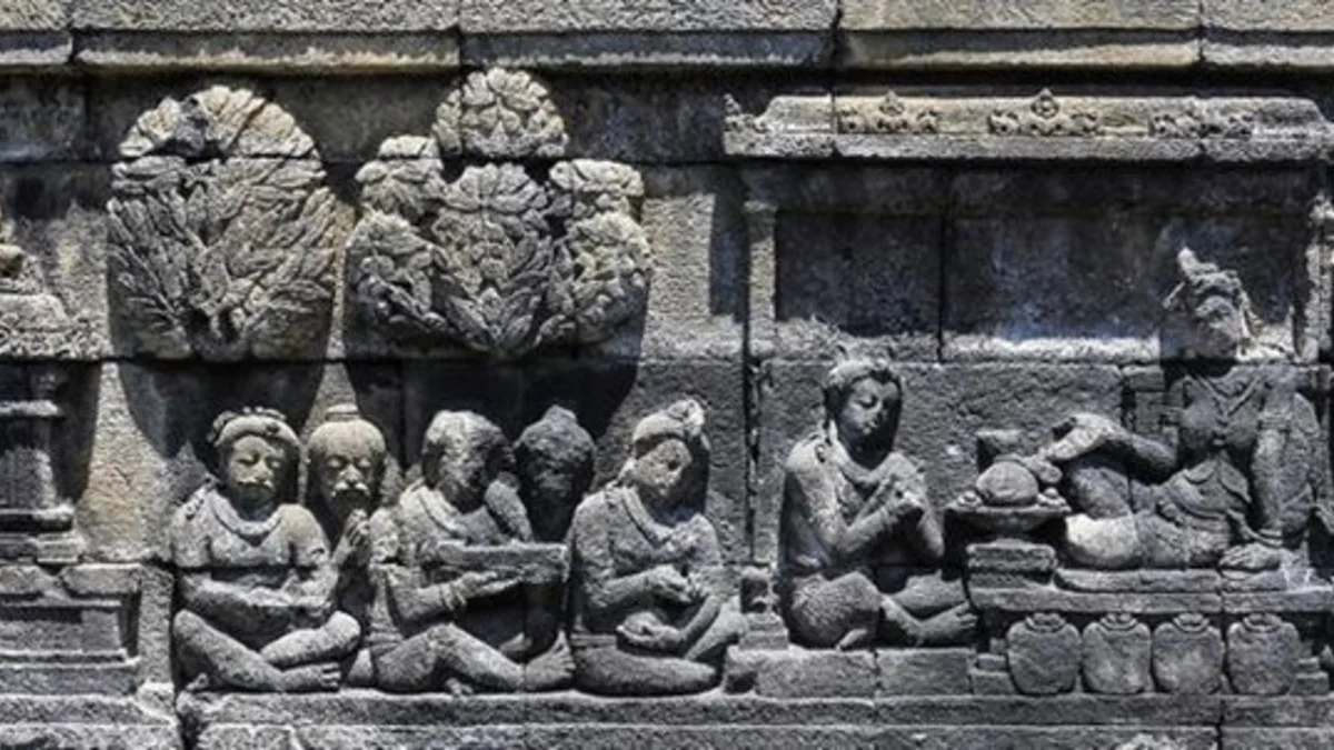 Panil relief Ib.106 Borobudur memperlihatkan seorang perempuan duduk di pendapa menerima nampan berisi kantong uang